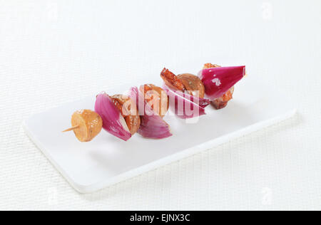 Speck und Kartoffel-Spieß mit Spanisch Zwiebel Stockfoto