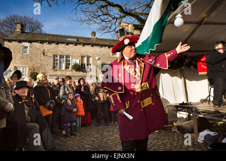 Großbritannien, England, Yorkshire, Grassington, Dickens Festival, Stadtausrufer Victor Watson Ankündigung band Stockfoto