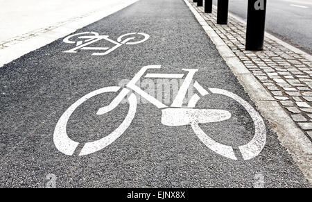 Weiß lackiertes Fahrrad Weg Zeichen auf Asphalt. Stockfoto