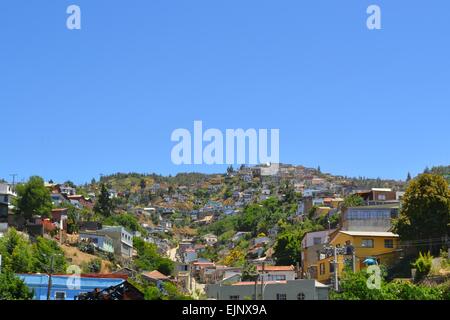 Bunte Gebäude auf den Hügeln von Valparaiso, Chile Stockfoto