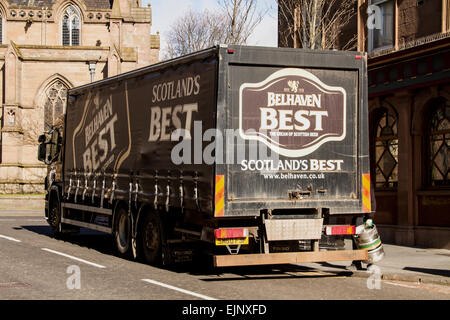 Belhaven besten Schottlands beste Bier wird geliefert in einem schottischen Pub in Dundee, Großbritannien Stockfoto