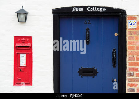 Blaues Haus-Eingangstür und roten Briefkasten. UK Stockfoto