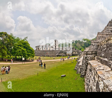 Palenque, Mexiko - 18. April 2014: Touristen besuchen die Ruinen von Palenque in Chiapas, Mexiko. Palenque war ein Stadtstaat der Maya im Süden Stockfoto