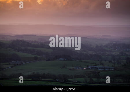 Blick Loking südlich von Kalkstein Pflaster auf Malham Cove, North Yorkshire UK Stockfoto