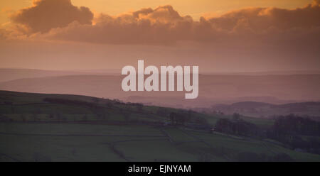 Blick Loking südlich von Kalkstein Pflaster auf Malham Cove, North Yorkshire UK Stockfoto