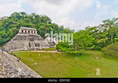 Palenque, Mexiko - 18. April 2014: Touristen besuchen die Ruinen von Palenque in Chiapas, Mexiko. Stockfoto