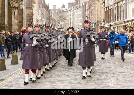 Edinburgh, Schottland. 30. März 2015. Die Recht ehrenwerten Lord Lyon King of Arms hat einen neuen britischen Parlament aus Edinburgh, in einer Zeremonie beschworen vor der Union von 1707 stammt.  Die königliche Proklamation erhielt anlässlich der Auflösung des Parlaments um 15:00 auf Montag, 30. März 2015, von Lord Lyon King of Arms in der Mercat Cross. Bildnachweis: Richard Dyson/Alamy Live-Nachrichten Stockfoto