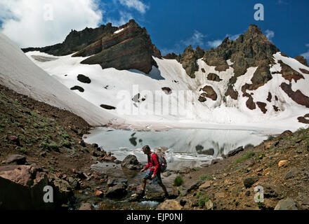 OREGON - Wanderer in Crater Lake unter Gipfel des gebrochen oben in drei Schwestern Wildnisgebiet des Deschutes National Forest. Stockfoto