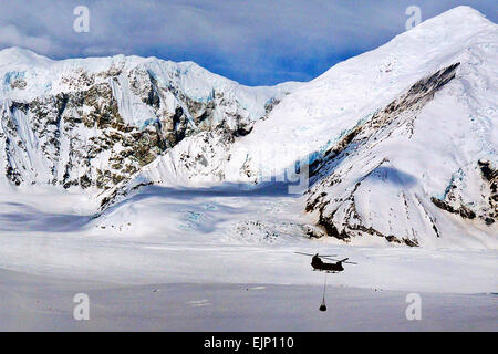 Ein CH-47F Chinook-Hubschrauber bringt jede Menge Ausrüstung und liefert an die 7.200 Fuß Höhe der Kahiltna Gletscher für Kletterer versuchen Mount McKinley in diesem Sommer ein Basislager einrichten. Flieger aus dem 1. Bataillon, unterstützt 52. Aviation Regiment der National Park Service 26.April durch Bewegen der Anlage auf den Berg. Die Kletter-Saison beginnt die erste Woche im Mai und endet in der Regel Ende Juli. Den Transport der Ladung war auch vorteilhaft für die Soldaten der US-Armee Alaska Aviation Task Force in Form von Höhentraining an wenigen anderen Orten zur Verfügung. US Army Foto/John P Stockfoto