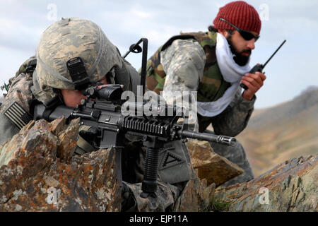 US Army 1st Lt. Jared Tomberlin, links, und ein Dolmetscher ziehen Sicherheit auf einem Bergrücken während einer Aufklärungsmission in der Nähe von Forward Operating Base Lane in Zabul Provinz von Afghanistan 28. Februar 2009. Tomberlin erhält Bravo Company, 1. Bataillon, 4. Infanterie-Regiment.  Staff Sgt Adam Mancini, US-Armee Stockfoto