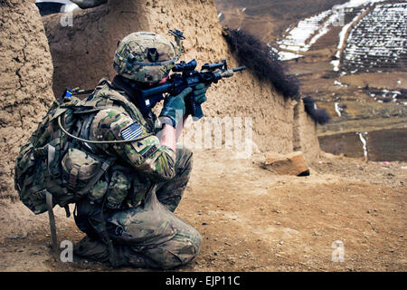 US Armee Sgt. Cullen Wurzer scannt eine nahe gelegenen Bergkette bei einer Durchsuchung des Dorfes Qual-e Jala, in Afghanistan, 21. Februar 2011. Wurzer erhält der 34. Infanterie-Division 2nd Brigade Combat Team, 1. Staffel, 113. Kavallerie-Regiment, Task Force Saugkarpfen.  Staff Sgt Ashlee Lolkus Read mehr Soldaten in Afghanistan hier /-Nachrichten/2011/03/02/52660-Enemys-Albtraum-Comi... /-news/2011/03/02/52660-enemys-nightmare-coming-true-in-afghanistan/index.html Stockfoto