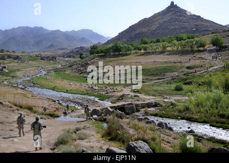 US-Soldaten der 1. Zug, Delta Company, 1. Bataillon, 4. Infanterie-Regiment, US-Army in Europa patrouillieren die Umgebung Forward Operating Base Baylough in Zabul Provinz, Afghanistan, 18. Juni 2010. Delta-Unternehmen wurde zur Unterstützung der Operation Enduring Freedom eingesetzt.  Eric Cabral SPC. Stockfoto