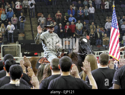 SAN ANTONIO - Generalleutnant Perry Wiggins verwaltet den Eid der Eintragung auf dem Pferderücken zu 50 Rekruten aus San Antonio Gebiet versammelten sich am 14. Februar vor dem Publikum für die 65. jährlichen San Antonio Stock Show and Rodeo auf eines der militärischen Wertschätzung Nächte. Die Zeremonie ist ein seltener Anblick, wie der Eid der Eintragung in der Regel nur auf dem Pferderücken in Kavallerie-Einheiten verwaltet wird. Wiggins Pferd, ein 13-Year-Old Percheron Zugpferd namens Copeland, ist einer der 13 Pferde in Fort Sam Houston Caisson Abschnitt und wurde offiziell benannt nach der dritten Sergeant-Major der Armee--zog sich Sgt. Major von t Stockfoto
