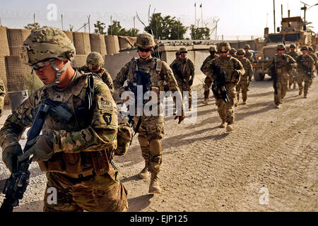 Mitglieder der Kandahar Provincial Reconstruction Team fahren um eine Geräte-Umfrage eines Department of Public Works-Anlage in Afghanistan Aug. 8 durchführen.  Staff Sgt Timothy Chacon Stockfoto