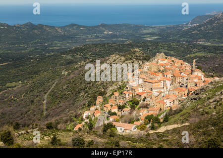 Der Berg Dorf von Speloncato in der Balagne Region Nord Korsika mit Macchia und das Mittelmeer im Hintergrund Stockfoto