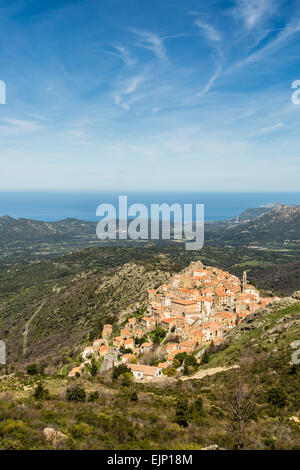 Der Berg Dorf von Speloncato in der Balagne Region Nord Korsika mit Macchia und das Mittelmeer im Hintergrund ag Stockfoto