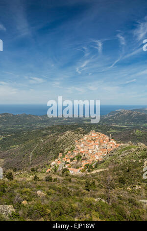 Der Berg Dorf von Speloncato in der Balagne Region Nord Korsika mit Macchia und das Mittelmeer Stockfoto