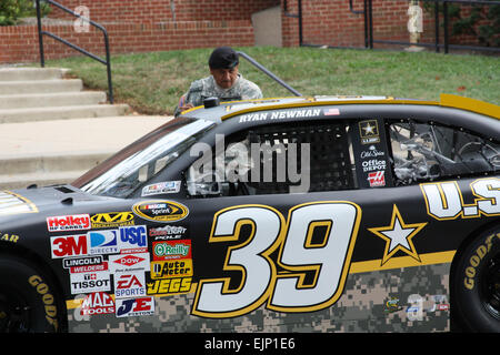 Staff Sgt Santiago-Zimbrano checkt die Armee Chevy Impala NASCAR Racer vor Abrams Halle am Walter Reed Army Medical Center geparkt.         NASCAR-Fahrer machen Boxenstopp am Walter Reed /-news/2009/09/29/28023-nascar-drivers-make-pit-stop-at-walter-reed/ Stockfoto