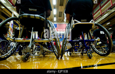 Athleten und Zuschauer der Krieger Spiele machen ihre Aufmerksamkeit und Ehrungen, die amerikanische Flagge während des Abspielens der Nationalhymne in Colorado Springs, Colorado, Mai 13.  Rund 200 Verwundete aktiven Dienst Mitglieder und Kriegsveteranen konkurrieren in den konstituierenden Krieger spielen Mai 10-14. Stockfoto