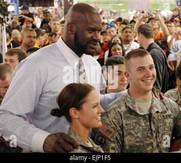 Mitglieder der Nationalgarde Armee Staff Sgt Maygen Matson, links, und Spc. Taylor Anonson posieren für ein Foto mit National Basketball Association Superstar Shaquille O'Neal beim NBA All-Star Weekend in Phoenix, 15. Februar 2009.  Techn. Sgt. Angela Walz. Stockfoto