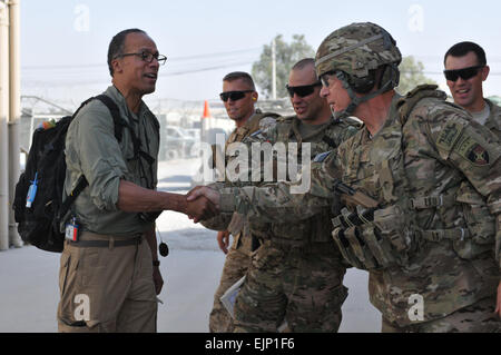 ISAF Joint Command Kommandeur Generalleutnant James Terry sagt auf Wiedersehen in NBC Nachrichtensprecher Lester Holt, Dienstag, 25. September 2012, vor der Abreise Kandahar Flugplatz, Afghanistan. Holt ist in Afghanistan zu erzählen die Geschichten von US-Soldaten im Einsatz zu RCS. Stockfoto