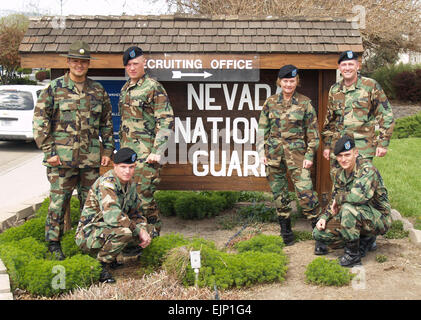 Nevada Soldaten Wache an der LOT Spur Armory in Reno, Nevada, grub tief in ihren Schränken Mittwoch anlässlich der Battle Dress Uniform Ära zu Ende. Von links: Modell Staff Sgt Elias Perez, Sgt. Lukas Haagland, Sgt. Eric Hintermeyer, Staff Sgt Gloria Rems, Staff Sgt Richard Gilberti und Staff Sgt Ivan Parsons das Outfit, die als Hauptaufgabe der Armee uniform von 1981 bis 2005 diente.  1st Sgt. Carl Adams Stockfoto