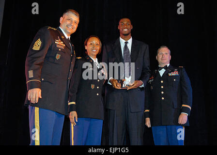 Jamar Samuels, Kansas State University Herren Basketball-Team freuen uns, zweiter erhält von rechts, die Auszeichnung "Nie gebrochen", als der Spieler, der am 1. BN, 7. FA Regt., 2nd HBCT Motto, "Nie gebrochen durch Härten oder Schlacht" bei der 2011 Kansas State University Herren Basketball Awards Banquet 27 April Bramlage Coliseum, Manhattan verkörpert. Er ist mit 1. inf div. Command Sergeant Major Jim Champagner und Oberstleutnant Sophie Gainey, 1. Inf. Div. PAO, abgebildet und 1LT Graeme Young, 1-7 FA hinten Abteilung Kommandant. Stockfoto