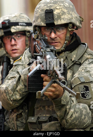 Soldaten vom US-ArmyÕs Charlie und Delta Company, 1. Bataillon, 175. Infanterie-Regiment, Maryland Army National Guard, Anstrengungen bündeln, während eine gemeinsame städtische Cordon und Übung in der simulierten Stadt Balad in Fort Dix, New Jersey, am 24. Juli 2007 suchen.  Die Soldaten bereiten sich auf eine geplante Bereitstellung in den Irak.   Staff Sgt Russell Lee Klika, US-Armee.  Veröffentlicht Stockfoto