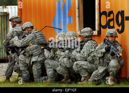 US-Armee Soldaten von Charlie und Delta Company, 1. Bataillon, 175. Infanterie-Regiment, Maryland Army National Guard Bemühungen bündeln 24. Juli 2007, während eine gemeinsame städtische Kordon und Suche Übung als Teil der Armee Bereitschaft und Bewertung Trainingsprogramm in der simulierten Stadt Balad in Fort Dix, New Jersey, die Soldaten für einen geplanten Einsatz in den Irak vorbereiten.  Staff Sgt Russell Lee Klika veröffentlicht Stockfoto