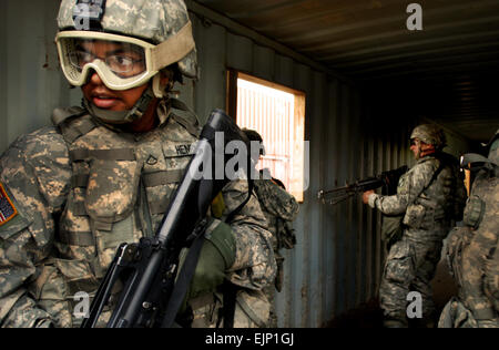 US-Armee Soldaten von Charlie und Delta Company, 1. Bataillon, 175. Infanterie-Regiment, Maryland Army National Guard Bemühungen bündeln 24. Juli 2007, während eine gemeinsame städtische Kordon und Suche Übung als Teil der Armee Bereitschaft und Bewertung Trainingsprogramm in der simulierten Stadt Balad in Fort Dix, New Jersey Die Soldaten bereiten sich auf eine geplante Bereitstellung in den Irak.  Staff Sgt Russell Lee Klika veröffentlicht Stockfoto