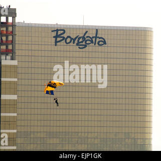 Ein US-Armee Soldat aus der US-Armee Golden Knights steigt in Atlantic City, NJ, vor der Borgata Hotel Casino and Spa beginnen die Feierlichkeiten von der 5. jährlichen Atlantic City Luftfahrtschau 13. August 2007.  Staff Sgt Andrew J. Merlock Jr.. Stockfoto