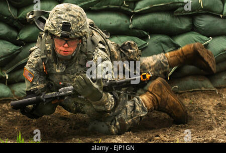 Ein New Mexico Armee National Gardist Manöver um ein Hindernis während der einzelnen Bewegung Techniken Ausbildung in Fort Dix, New Jersey, am 7. August 2007.  Gardisten der Charlie Company, 2. Bataillon, 200. Infanterie-Bataillon sind in Fort Dix im Rahmen der Ausbildung der Mobilisierung für eine baldige Entsendung zur Unterstützung der Operation Iraqi Freedom.   Staff Sgt Russell Lee Klika, US-Armee. Stockfoto