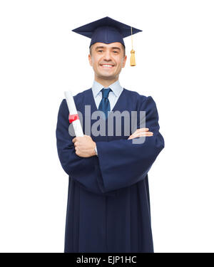 lächelnde Erwachsene Schüler in Quaste mit Diplom Stockfoto
