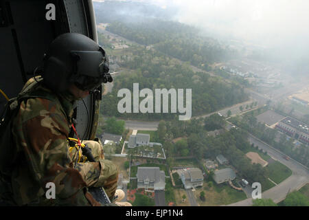 US Armee Sgt. Simon Debran blickt von einem UH-60 Black Hawk Hubschrauber 16. Mai 2007, während einer Mission, um Wasser aus einem Eimer Bambi auf Waldbrände tobt in New Jersey zu fallen. Der Hubschrauber gehört zur 150. Aviation Regiment, 1st Battalion, New Jersey Army National Guard, 150. General Support Aviation Battalion, und Debran Charlie Kompanie, 2. Bataillon, 104. Aviation Battalion, Pennsylvania Army National Guard zugeordnet ist.  Sgt. 1. Klasse Robert Stephenson, Stockfoto