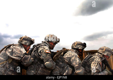 US-Armeesoldaten zugewiesen Headquarters und Headquarters Company, 58. Infanterie Brigade Combat Teams IBCT Übungsraum Ausgleichsvorgänge während des Trainings auf militärische Operationen in urbanem Gelände in Fort Dix, New Jersey, 11. Mai 2007. 58. IBCT trainiert in Fort Dix in Vorbereitung für einen Einsatz in den Irak.  Staff Sgt Jon Soucy Stockfoto