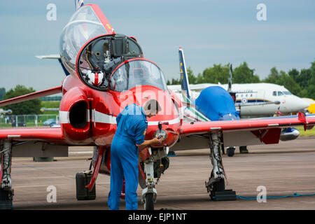 Red Arrows Hawk Aircraft wird gereinigt und vorbereitet Zum RIAT 2014 von einem Mitglied des Blues Stockfoto