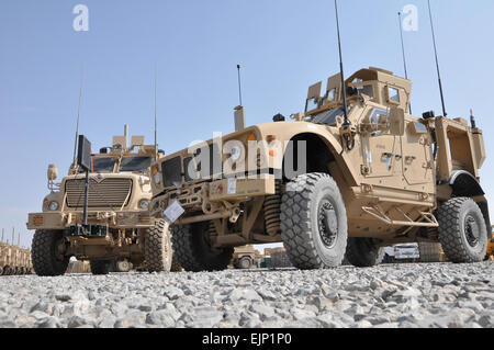 Eine neue Mine-resistente, Hinterhalt geschützt Geländewagen, speziell für die afghanischen Berglandschaft Parks neben einem größeren MRAP, MaxxPro Dash gebaut. Die erste M-ATVs vorgesehenen Südafghanistan erreichten Kandahar Flugplatz, Afghanistan, durch den Luftverkehr, 22. Oktober 2009.         Neue All Terrain Vehicles kommen in Afghanistan /-news/2009/10/26/29281-new-all-terrain-vehicles-arrive-in-afghanistan/ Stockfoto