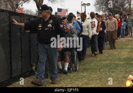 Pensionierter Oberstleutnant Dun Allen, führt das Publikum entlang der Vietnam Veterans Memorial Wall in Clovis, NM, 15. März 2008. Die Wand-Touren rund um das Land geben Menschen die Chance, die Mauer zu besuchen, die sonst nicht in der Lage, die Reise nach Sprachinstitutionen, D.C.  Airman 1st Class Liliana Moreno Stockfoto