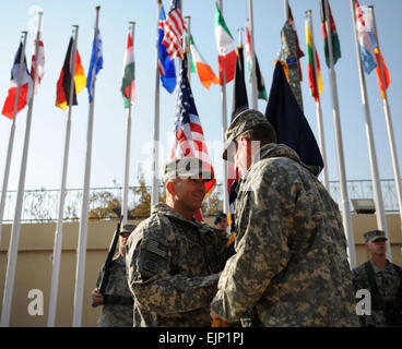 Generalleutnant William B. Caldwell, IV, links, erhält kombiniert Security Transition Command - Afghanistan Guidon von General Stanley McChrystal, der International Security Assistance Force und der US Forces Afghanistan Kommandanten, während der Zeremonie anlässlich der Änderung des Befehls und die offizielle Aktivierung der NATO Training Mission - Afghanistan am Camp Eggers in Kabul, 21. November 2009. Caldwell übernahm das Kommando von Generalmajor Richard P. Formica und kombiniert Sicherheit Übergang Befehl-afghanischen fusionierte mit der neuen NATO Training Mission - Afghanistan zu einem einheitlichen Kommando verantwortlich für bu erstellen Stockfoto