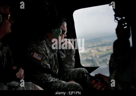 Stabschef der US Army, GEN Martin E. Dempsey ist ein New-Orleans-Bereich Helikopter Rundgang engorged Mississippi River und seinen Damm-System. GEN Dempsey besucht die Soldaten der Nationalgarde und der US Army Corps of Engineers 21 Mai arbeiten zur Verstärkung der Deiche, Hochwasser umzuleiten und evakuierten entlang des Mississippi zu unterstützen. US-Armee Myles Cullen für weitere Neuigkeiten und Informationen aus der US Army Corps of Engineers, District von New Orleans, besuchen Sie www.mvn.usace.army.mil www.mvn.usace.army.mil. Stockfoto