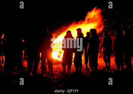 Flieger, Soldaten, US-Zivilisten und lokalen Afghanen von provinzielle Rekonstruktion Team Zabul feiern Silvester Lagerfeuer bei Forward Operating Basis Smart, Afghanistan. US Air Force Foto/Staff Sgt. Brian FergusonReleased Stockfoto