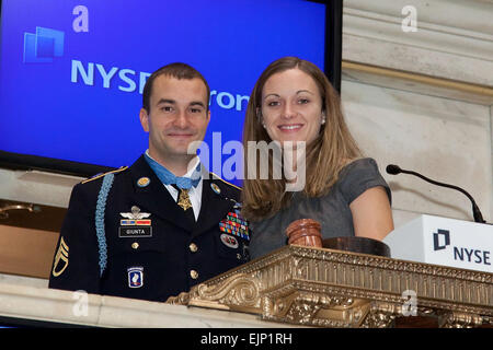 NEW YORK, NY - NOVEMBER 22: Congressional Medal Of Honor Empfänger US Army Staff Sergeant Salvatore A. Giunta Ringe die Eröffnung Glocke an der New York Stock Exchange am 22. November 2010 in New York City.  Ben Hider/NYSE Euronext Stockfoto