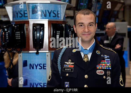 NEW YORK, NY - NOVEMBER 22: Congressional Medal Of Honor Empfänger US Army Staff Sergeant Salvatore A. Giunta Ringe die Eröffnung Glocke an der New York Stock Exchange am 22. November 2010 in New York City.  Ben Hider/NYSE Euronext Stockfoto