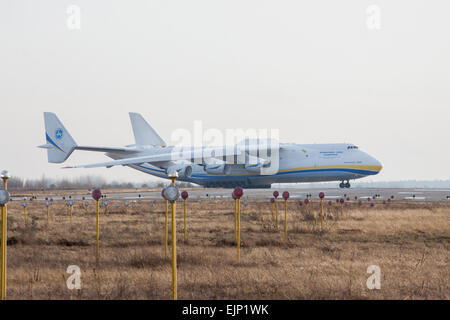 Kiew, Ukraine - 5. Januar 2012: Antonov-225 - das größte Frachtflugzeug der Welt auf der Start-und Landebahn am Flughafen Stockfoto