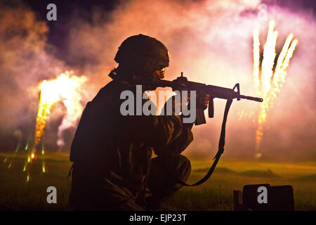 2013 US Army Reserve beste Krieger Konkurrenz, Sgt. Camille Kleparek, 63. regionalen Support Command 63. RSC feuert ihr M4-Gewehr während der Nacht Feuer Qualifikationsturnier am Fort McCoy, Wisconsin, USA, Juni 26. Die Nacht Feuer ist eine der vielen Veranstaltungen, die hilft, festzustellen, wer in die Abteilung der Armee besten Krieger Wettbewerb verschoben werden.  Personal. Sgt. Amanda Smolinski Stockfoto