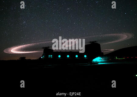 Staub leuchtet die Rotoren ein CH-47 Chinook-Hubschrauber als Fallschirmjäger mit 3rd Squadron, 73. Kavallerie-Regiment Last für eine Luft-Angriff-Mission in der Nähe von Combat Outpost Ab Band 23. Mai 2012, Provinz Ghazni, Afghanistan.  Das Gerät ist Teil der 82nd Airborne Division 1st Brigade Combat Team, das auf den Bereich im März bringen Sicherheit in die Gebiete entlang des Landes Hauptstraße zwischen Kabul und Kandahar eingesetzt. Stockfoto