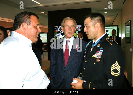 Gouverneur von New Jersey, Chris Christie, ehemaligen Präsidenten George W. Bush und Ehrenmedaille Empfänger Sgt., First Class Leroy Petry während der New York Jets home Opener, 11. September 2011. Stockfoto