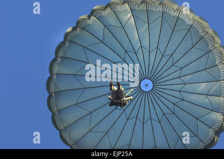 Ein US-Army Fallschirmjäger mit der 82. US-Luftlandedivision Fallschirme aus einer c-130 Hercules-Flugzeuge während der Operation Spielzeug fallen 2007 Pope Air Force Base, North Carolina, 8. Dezember 2007. 10. jährliche Randy Oler Gedenkstätte Betrieb Spielzeug fallen von der US-Armee zivile Angelegenheiten und psychologische Operations Command Airborne gehostet ist eine ausländische Flügel Austausch und Gemeinschaft Service Operation zur Unterstützung des Militärs und lokalen im Bereich Fayetteville.  Senior Airman Micky Bazaldua Stockfoto