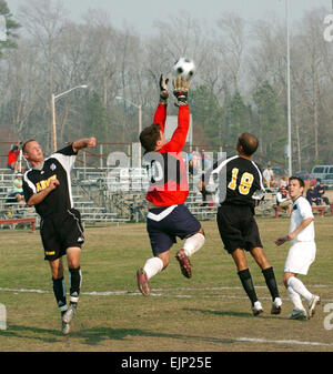 All-Armee Männer Fußball-Team gewinnt Silber Medaille Tim Hipps 12. Februar 2008 All-Navy Torwart HT3 Jacob Alford blockt zwischen Captain Mark Hillen links vom Hunter Army Airfield, Ga., und Sgt. Richard Pina von Fort Stewart, Georgia, während die Segler 1: 0-Sieg über All-Armee in das Finale der Herren 2008 Streitkräfte Soccer Championship Turnier am 5. Februar im Marine Corps Air Station Cherry Point , N.C. Stockfoto