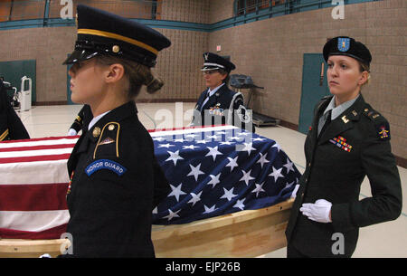 Von rechts, US Army 2nd Lt. Moranda Flemmer, North Dakota Army National Guard, Senior Master Sergeant Karen F. Erickson, North Dakota Air National Guard und Spc. Misty Breland, North Dakota Army National Guard, tragen einen Ausbildung Sarg während der militärischen Beerdigung Ehre Teamtraining im Armed Forces Reserve Center, Fargo, ND, 17. August 2007.   Senior Master Sergeant David H. Lipp Stockfoto